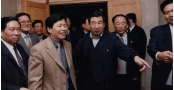 2000年国务院副总理李岚清在董事长陪同下参观金沙娱场城官网下载澳门－7